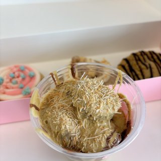 Crumbl本周限定超夯草莓迪拜巧克力杯...