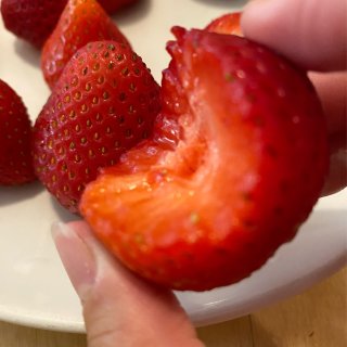 新鲜的草莓🍓甜甜的大自然🍃的味道...