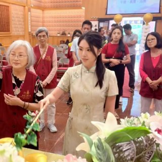 刘诗诗灵感穿搭｜旗袍配绒花，就是顶呱呱...