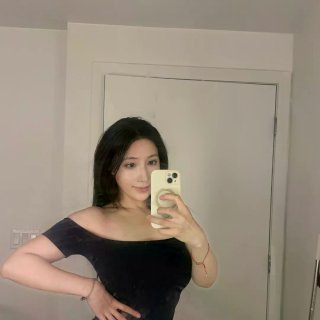 Skims off shoulder 短...