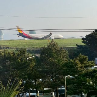 🇰🇷济州岛｜一家可以接住飞机的咖啡店✈️...