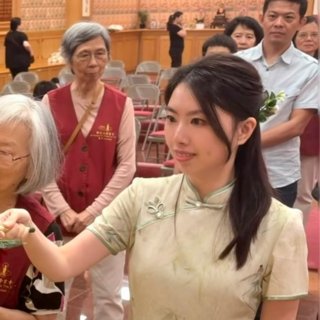 刘诗诗灵感穿搭｜旗袍配绒花，就是顶呱呱...