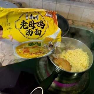火速逛了一下大统华 最后还是回家煮泡面...