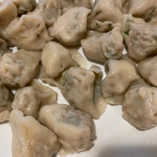 新鲜的韭菜配猪肉馅🐷和蓝鸡蛋做农家口味的...