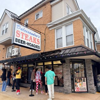 费城两大 Cheesesteak 名店都...
