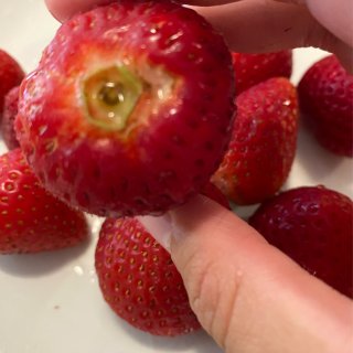 新鲜的草莓🍓甜甜的大自然🍃的味道...
