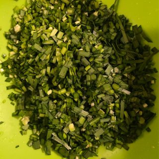 新鲜的韭菜配猪肉馅🐷和蓝鸡蛋做农家口味的...