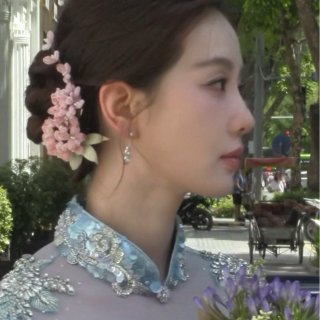 刘诗诗灵感穿搭｜旗袍配绒花，就是顶呱呱...
