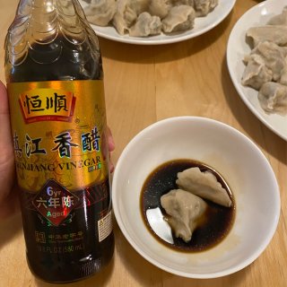 新鲜的韭菜配猪肉馅🐷和蓝鸡蛋做农家口味的...