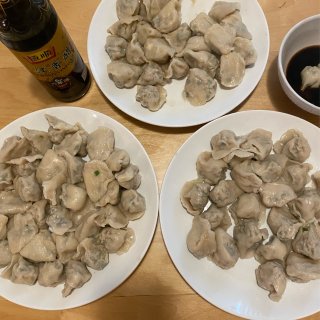 新鲜的韭菜配猪肉馅🐷和蓝鸡蛋做农家口味的...