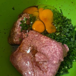 新鲜的韭菜配猪肉馅🐷和蓝鸡蛋做农家口味的...
