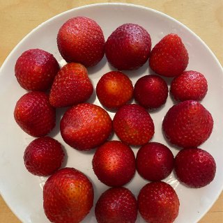 新鲜的草莓🍓甜甜的大自然🍃的味道...