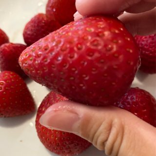 新鲜的草莓🍓甜甜的大自然🍃的味道...