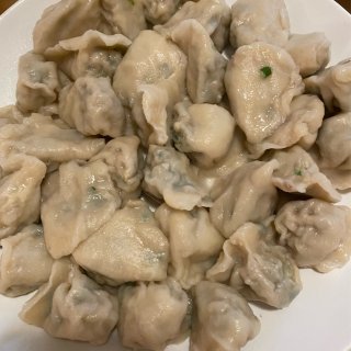 新鲜的韭菜配猪肉馅🐷和蓝鸡蛋做农家口味的...