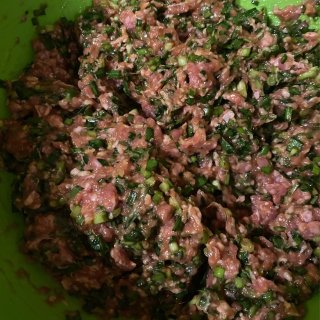 新鲜的韭菜配猪肉馅🐷和蓝鸡蛋做农家口味的...