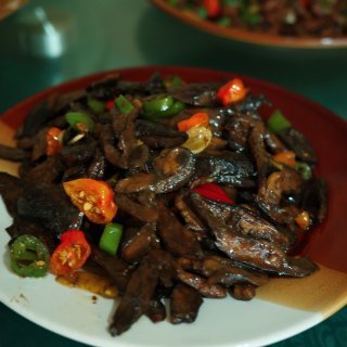 云南吃野生菌，亲眼目睹救护车上门拉人……...