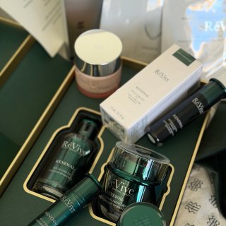 被ReVive这套祖母绿护肤礼盒美到啦💚...