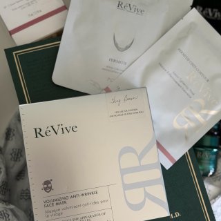 被ReVive这套祖母绿护肤礼盒美到啦💚...
