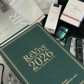 被ReVive这套祖母绿护肤礼盒美到啦💚...