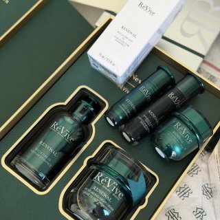 被ReVive这套祖母绿护肤礼盒美到啦💚...