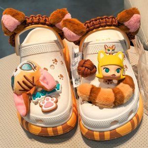 6/18开售！预告：Crocs X 泡泡玛特 Molly 联名款洞洞鞋$80起！