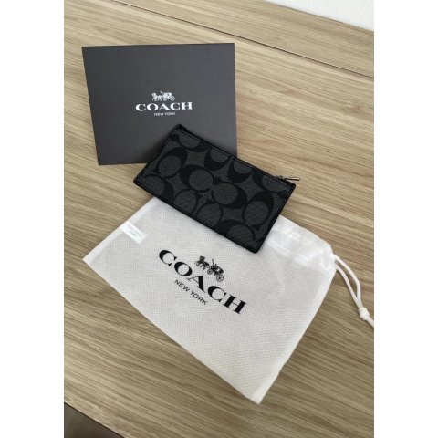 Coach耐磨、有拉链，不怕偷拉链卡包 Signature 帆布