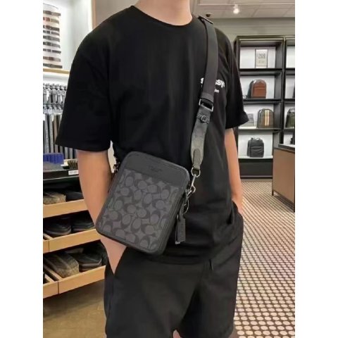 Coach比小相机包容量大一点，有分层设计Sullivan 单肩包 Signature 帆布