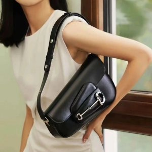 Gucci 断崖下跌 方扣拖鞋€392🆚€744 翻盖相机包€1098