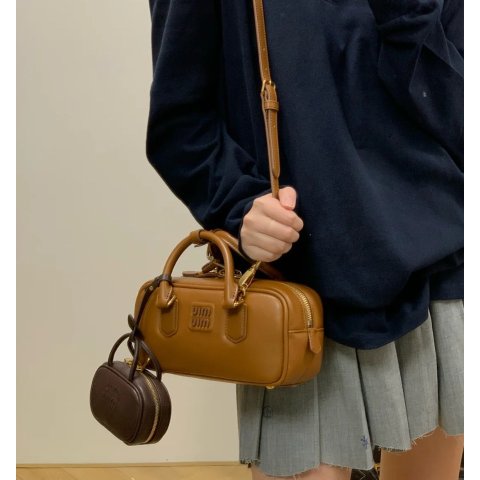  Arcadie 女士麂皮手提包