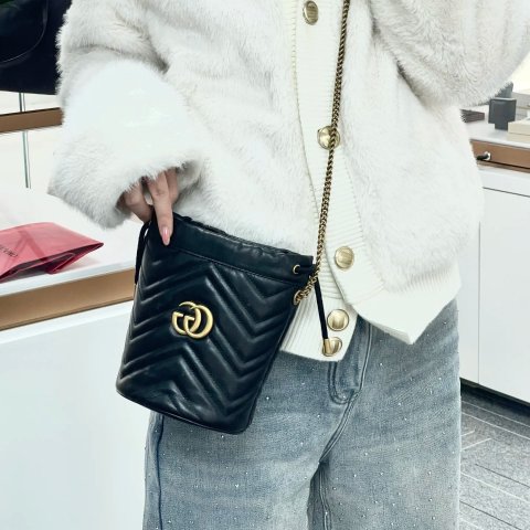 GucciGucci GG Marmont 绗缝皮革水桶包