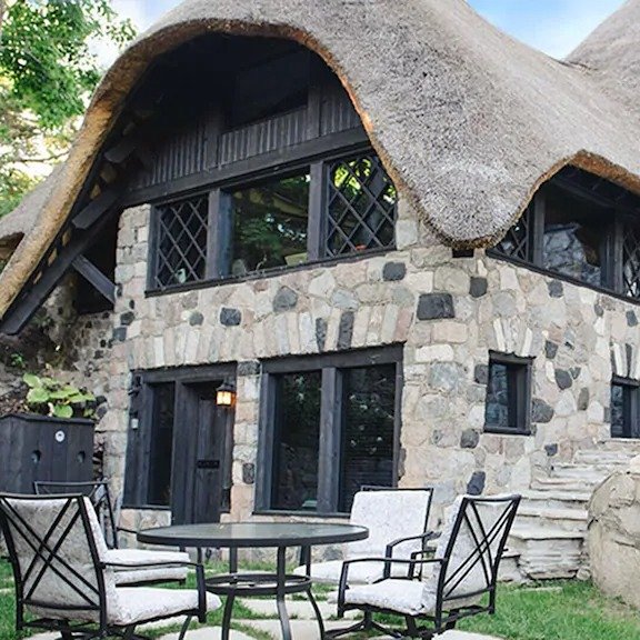 Re-imagined Charlevoix Michigan Mushroom House, a thatched romantic getaway! - Charlevoix