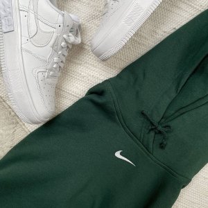 Nike 秋冬女生新款运动风鞋服大量上新 绒面发圈$10