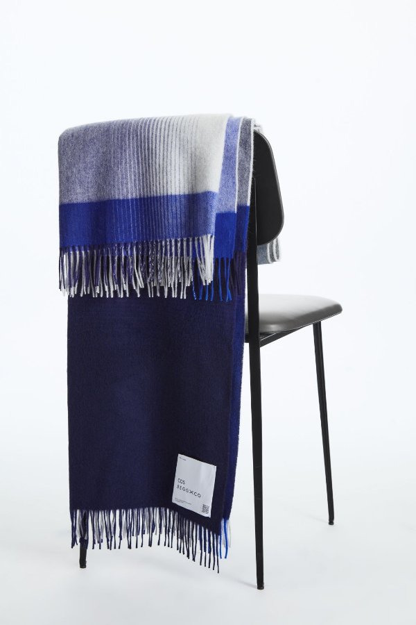 CHECKED LAMBSWOOL AND CASHMERE BLANKET - BLUE / CHECKED - Accessories - COS