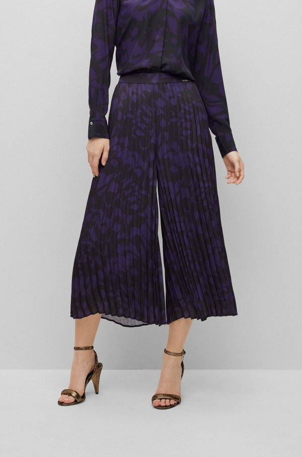 Relaxed-fit trousers with plisse pleats and seasonal print