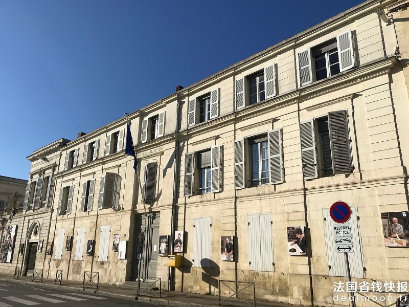 1280px-Hôtel_Lanusse,_préfecture_(La_Rochelle)