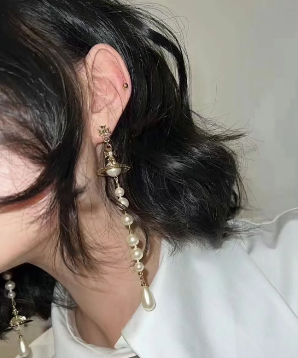 Vivienne Westwood 破碎珍珠耳线