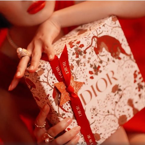 Dior蝴蝶风筝 美出天际！大牌22新年vip礼物揭秘～除了红包还有啥? Gucci生态球亮了