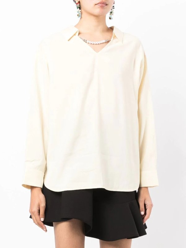 necklace-collar long-sleeve blouse