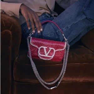 Valentino 年中大促 经典铆钉高跟鞋、凉鞋、logo包包等都有 美艳酷飒必备