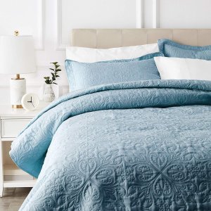 AmazonBasics Oversized Quilt Coverlet Bed Set