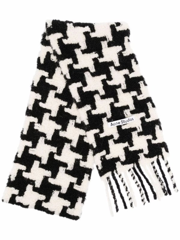 houndstooth-pattern knitted scarf