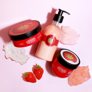The Body Shop Strawberry Festive Bauble Gift Set