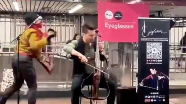 亚裔小哥纽约地铁站表演大提琴，遭陌生女子手持金属瓶重锤头部！