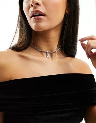 choker necklace with crystal teardrop design in silver tone