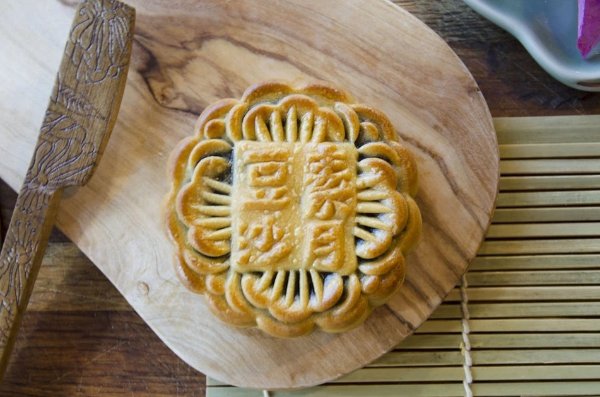 Large Red Bean Double Yolk Moon Cakes (4)