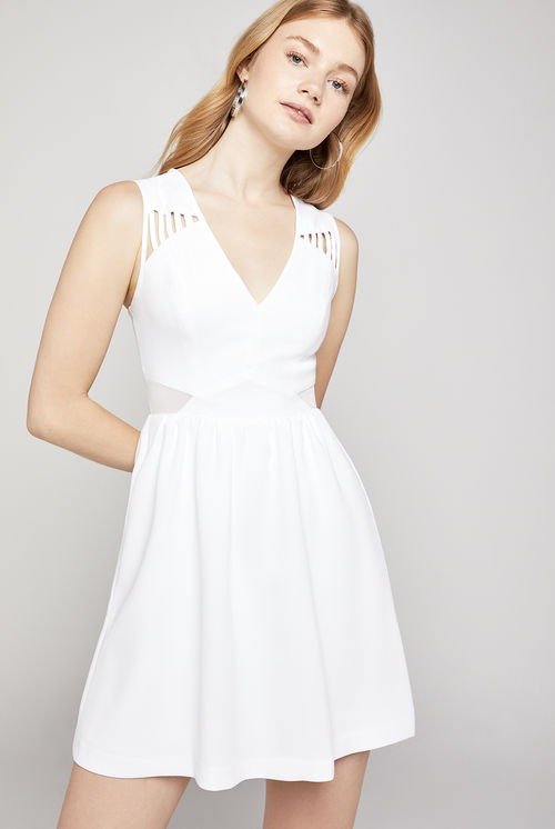 白色小镂空连衣裙