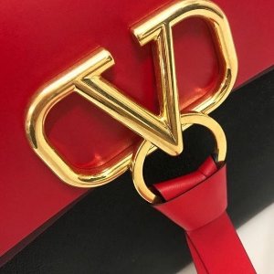 Valentino 黑五大促开启 收经典铆钉鞋包、logo款T恤等