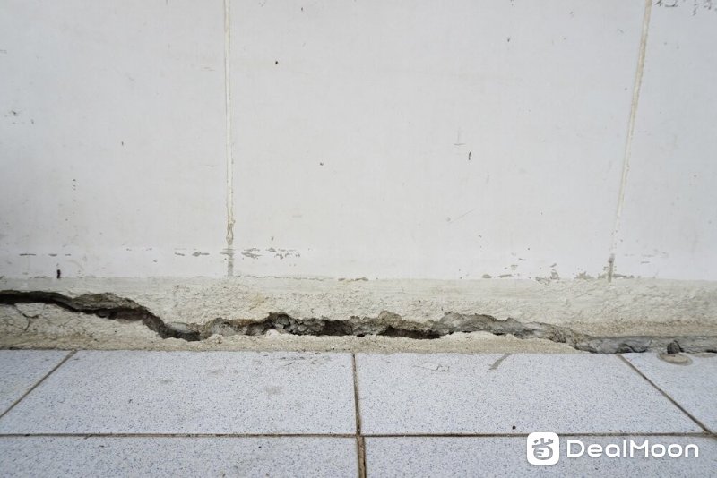 Horizontal Foundation Cracks.jpg