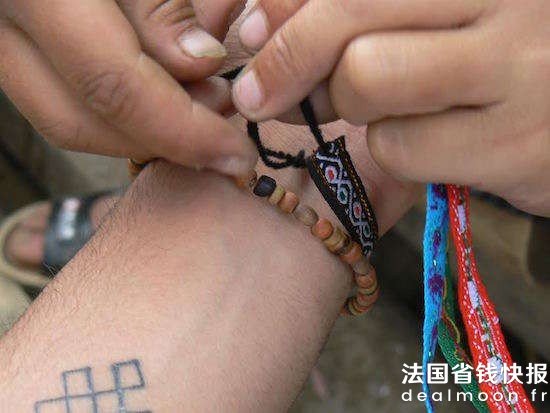 arnaques-pieges-a-touristes-a-eviter-bracelet