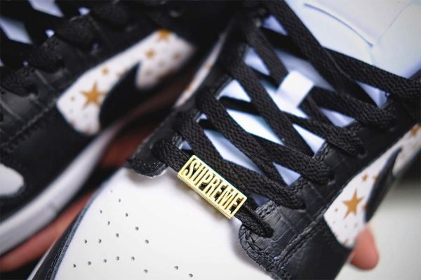 Supreme-Nike-SB-Dunk-Low-Black-Stars-DH3228-102-Release-Date-3.jpg